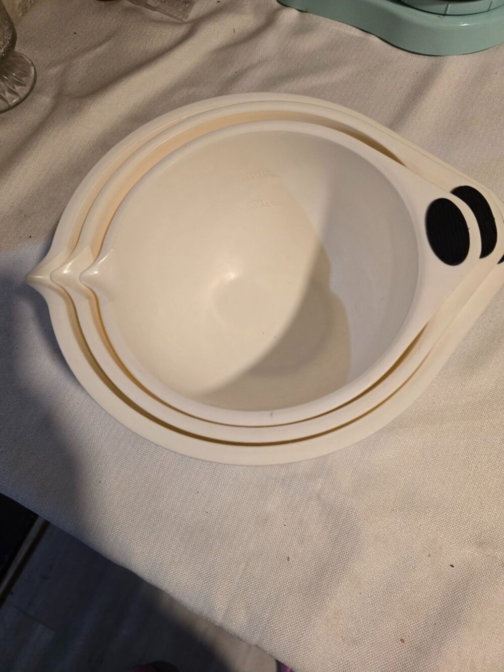 Set Of 3 White Plastic Mixing Bowls With Pour Spouts Black Non-Slip Grips 1L & 5